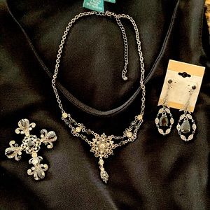 Black sparkly earring, pin and necklace set. May be 1928 not sure. Pretty set.